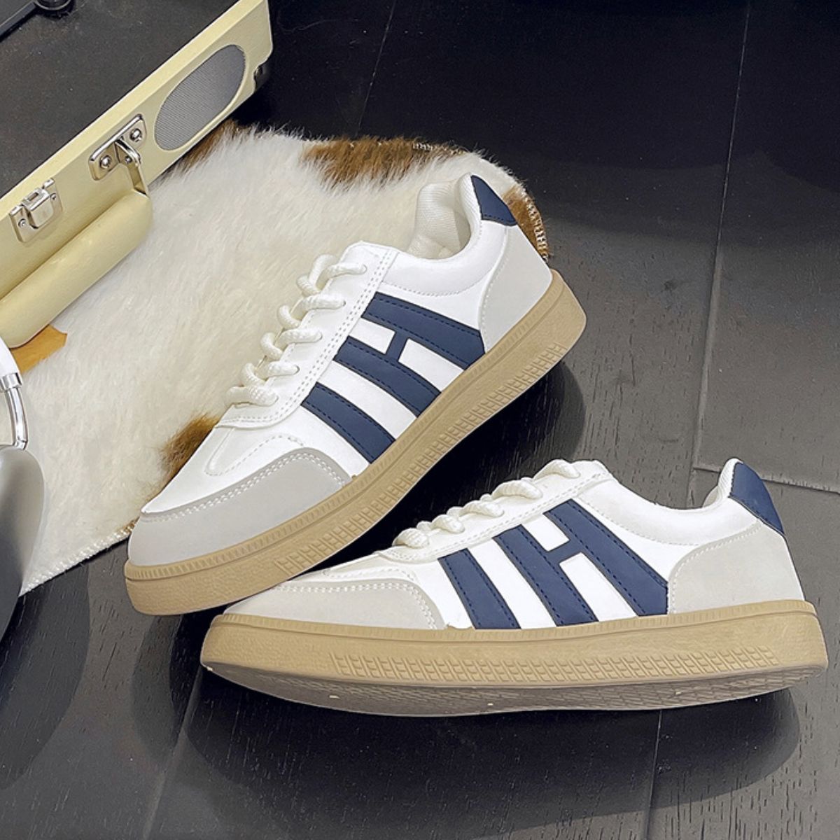 Contrast Round Toe Platform Sneakers - Flip Flop Dynasty