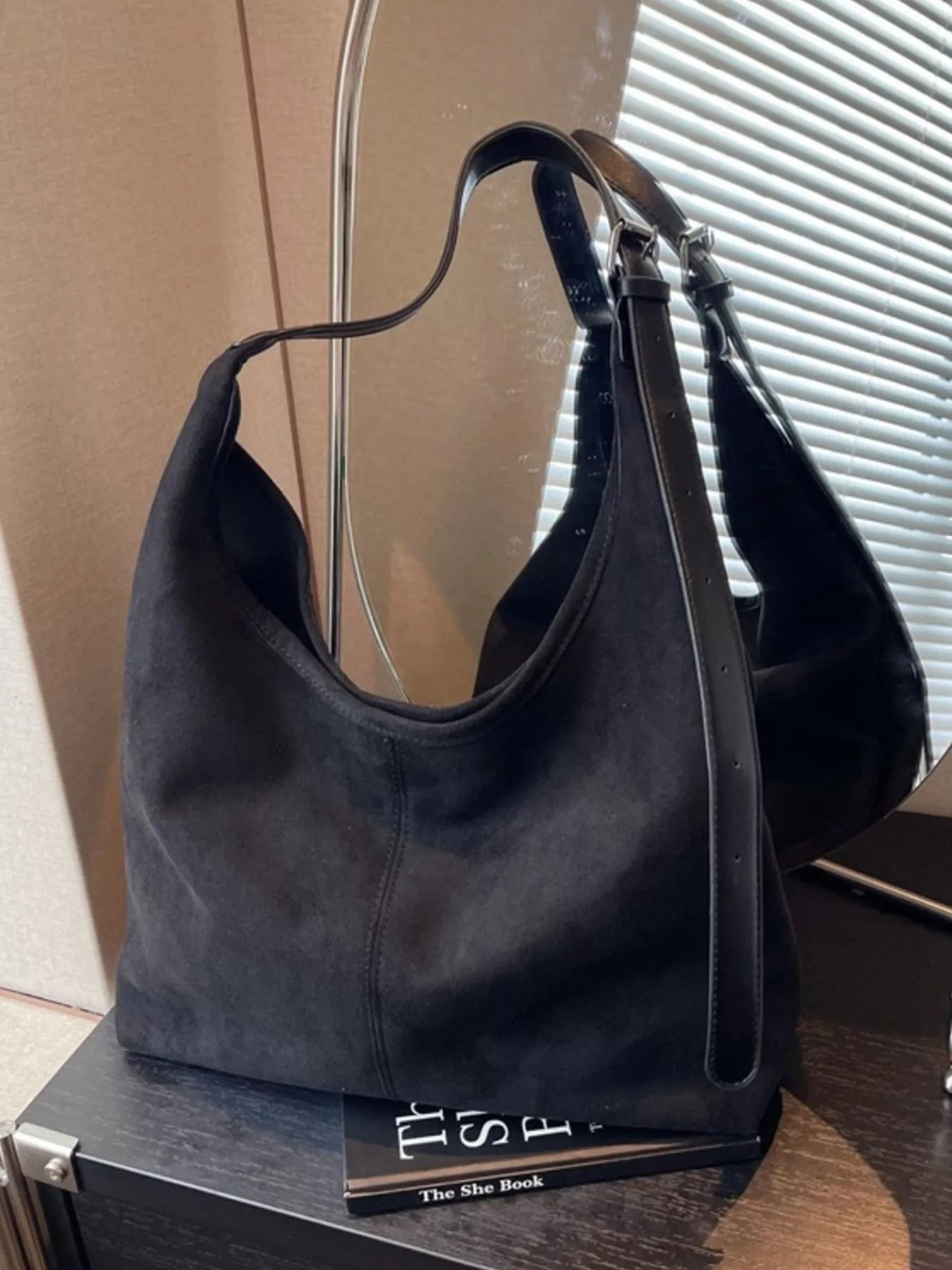 Lightweight Adjustable Strap Handbag - Flip Flop Dynasty