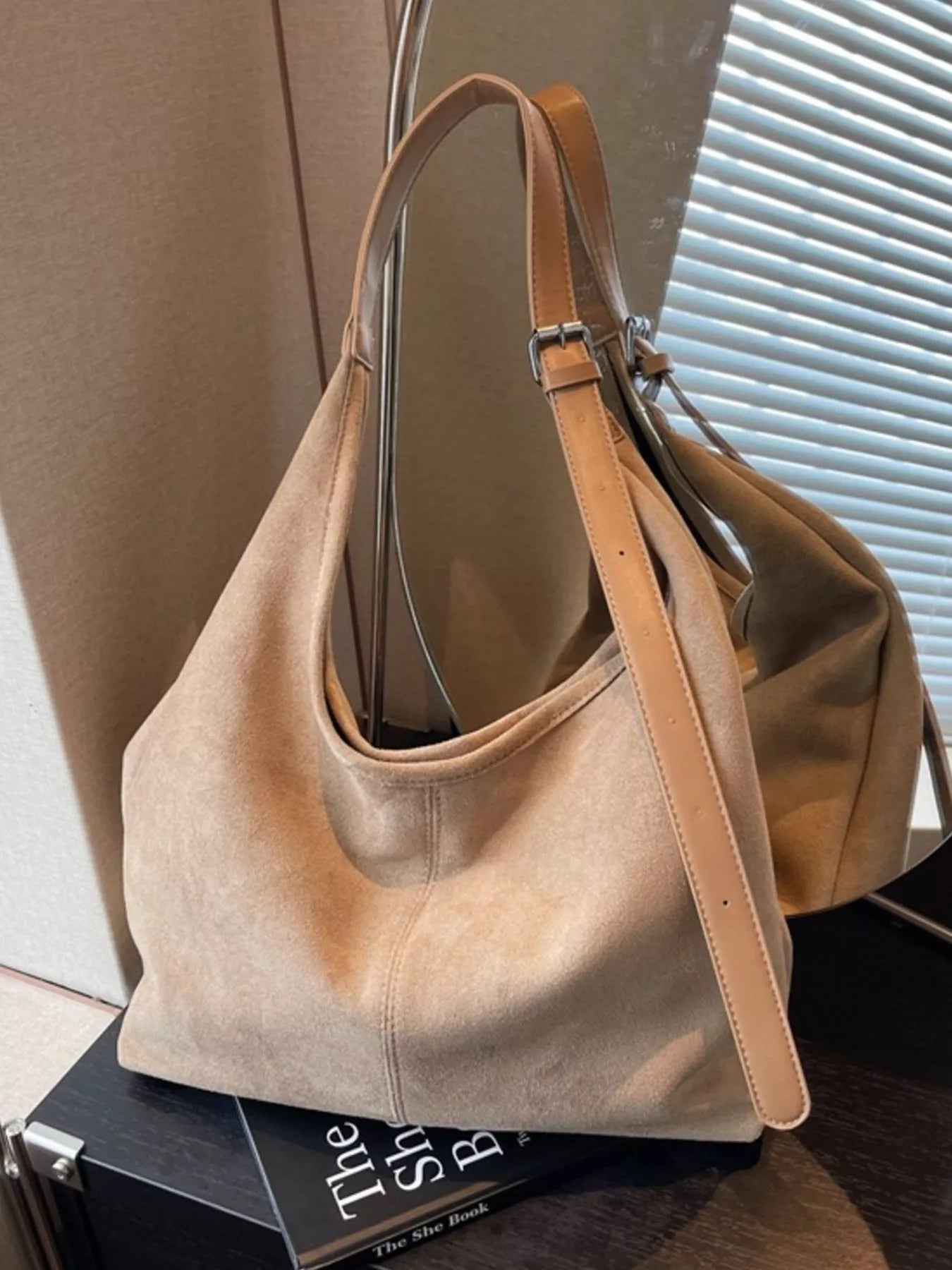 Lightweight Adjustable Strap Handbag - Flip Flop Dynasty